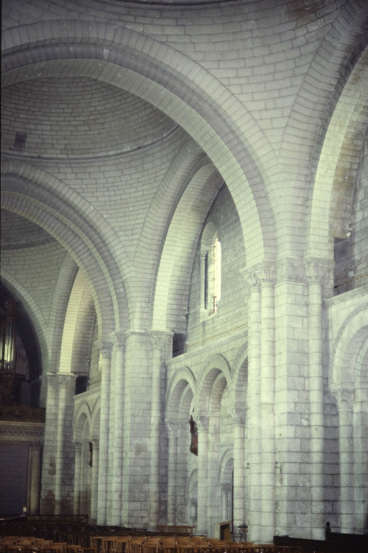 Cathédrale d'Angoulême. La nef élévation sud.